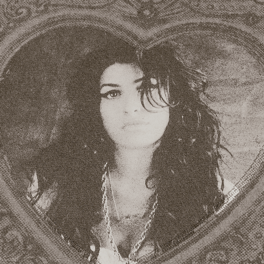 Amy Winehouse - Heart Frame Tee